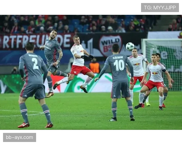 法兰克福球迷热情助威，主场强势助力球队逆袭取胜