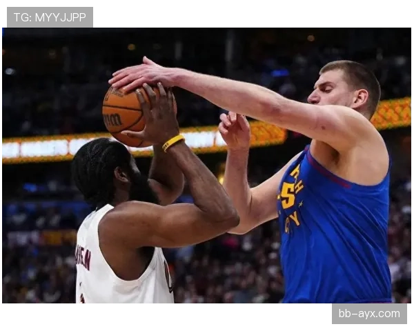 米切尔砍下高效30+，对比布克展现更强关键球掌控力